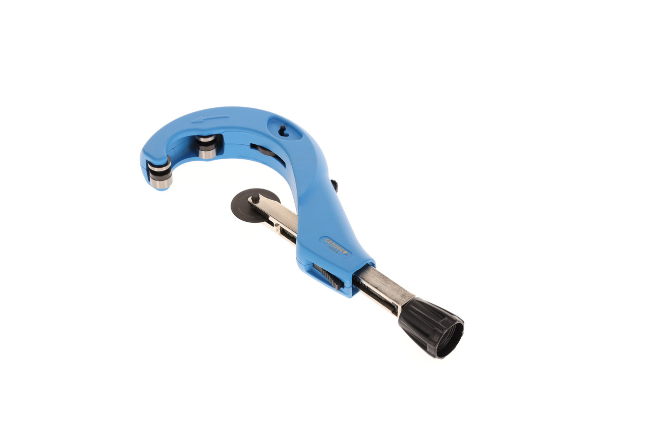 Pipe cutter for plastic and composite pipes
