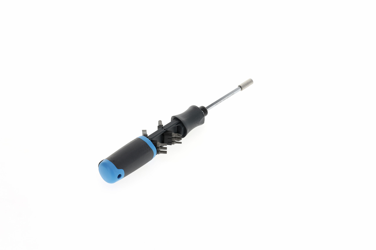 Magazine handle screwdriver with ratchet function