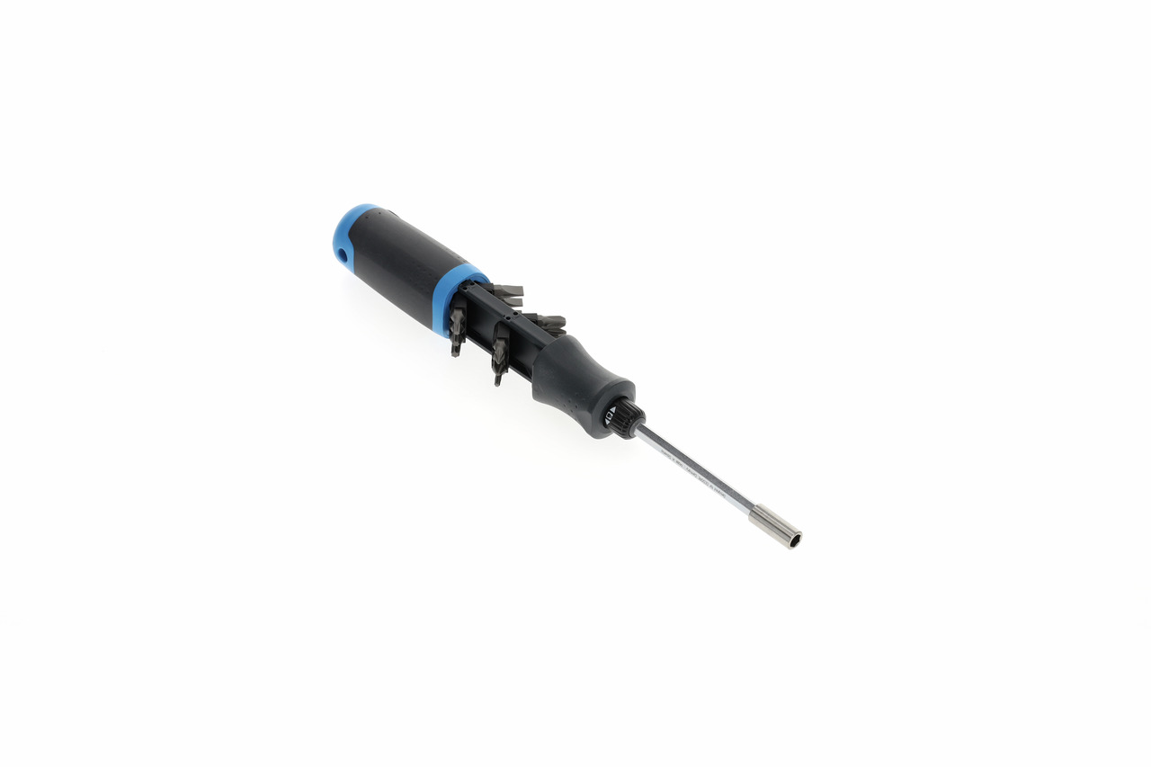 Magazine handle screwdriver with ratchet function
