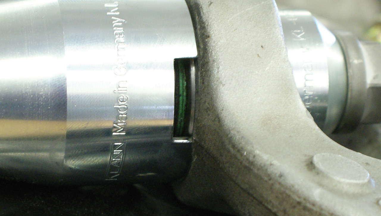 Pulling Device for Pivoting Bearings