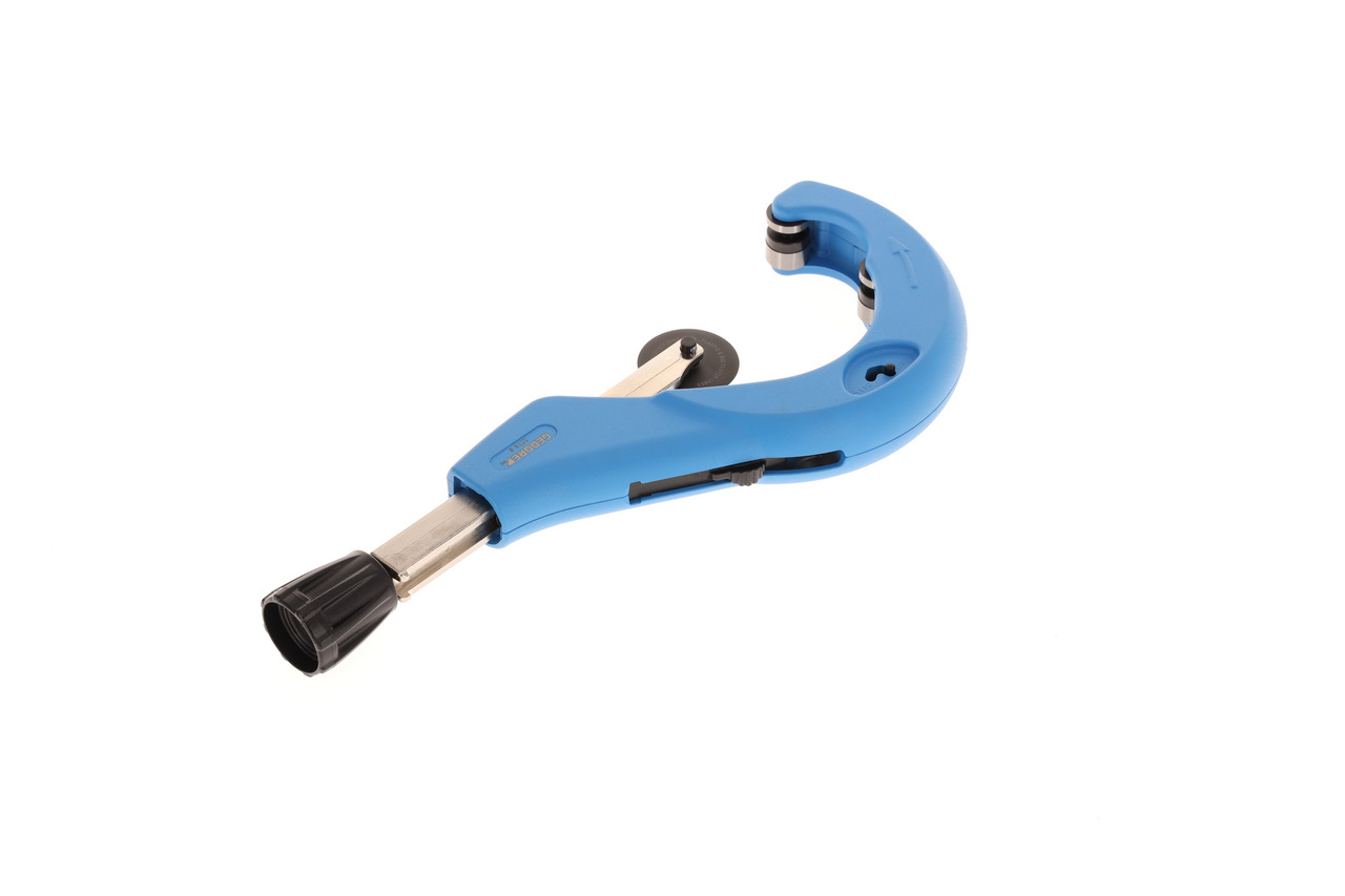 Pipe cutter for plastic and composite pipes