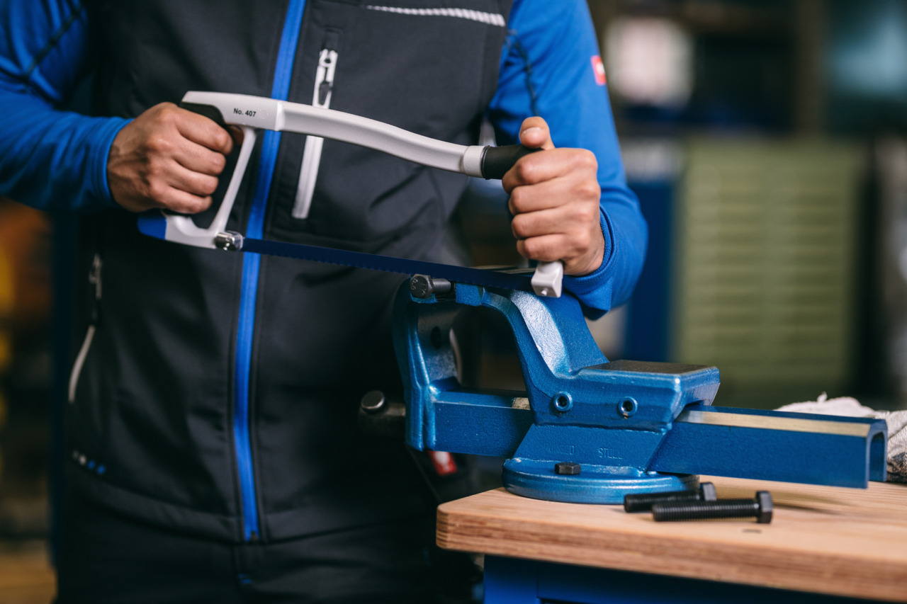 Hacksaw with 2C-handle