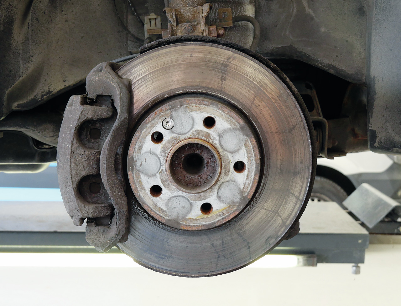 Wheel hub/rim flange grinder