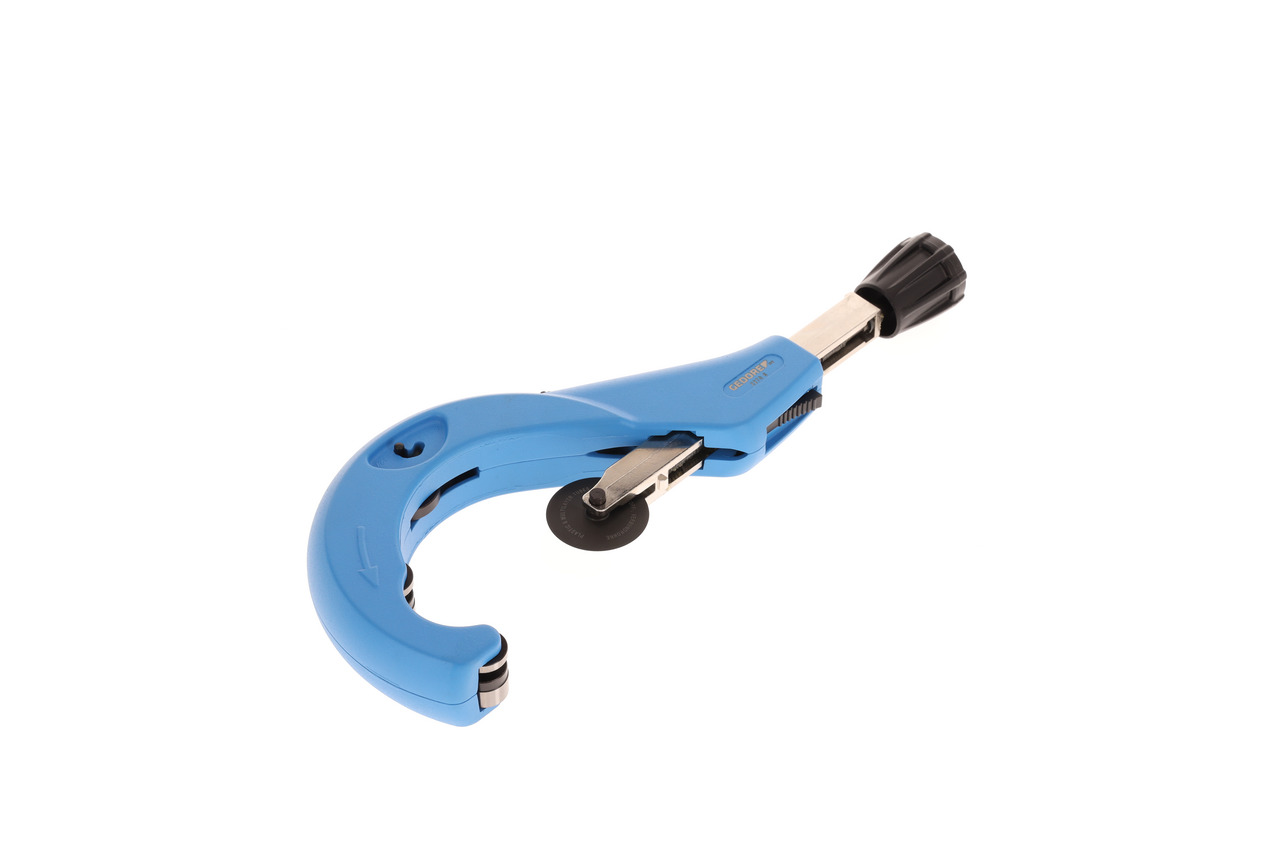 Pipe cutter for plastic and composite pipes
